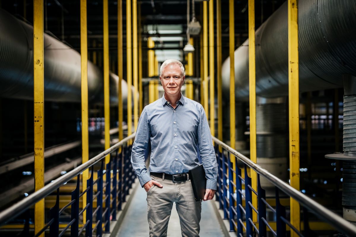 Produktionsleiter überwacht eine Produktion.