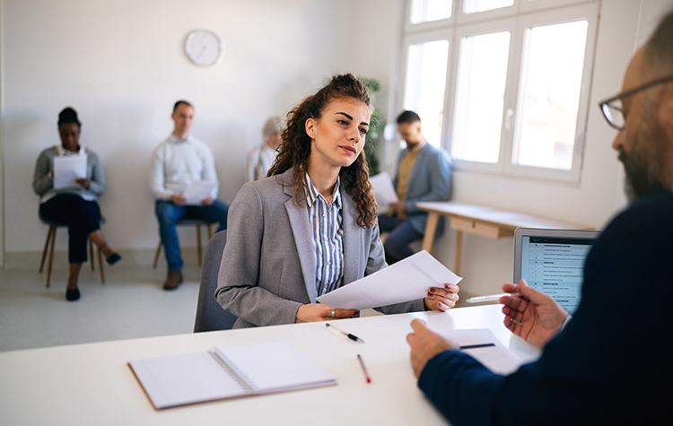 Femme discutant avec un homme tenant une feuille de papier