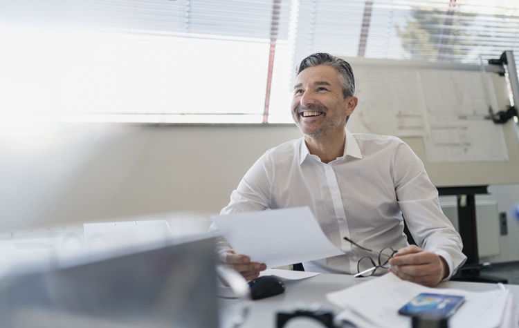Mann macht Zeichnungen