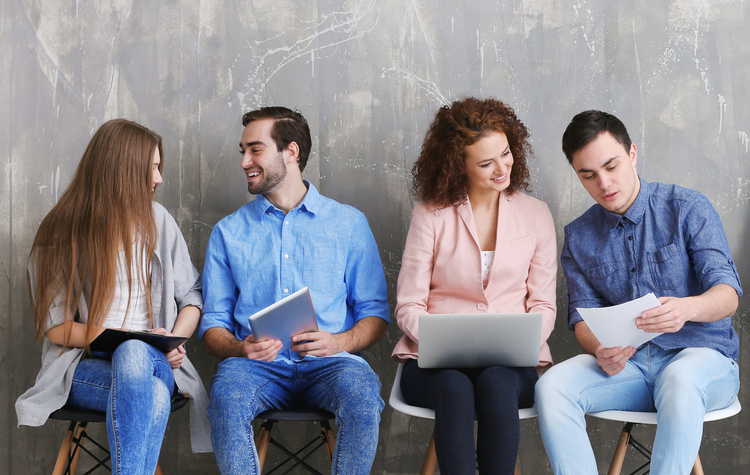 Employés assis côte à côte en train de discuter