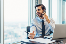 Un employé est assis devant son ordinateur portable et travaille.