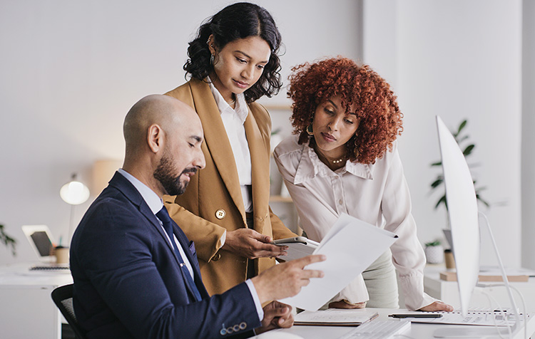 Un groupe examine un curriculum vitæ.