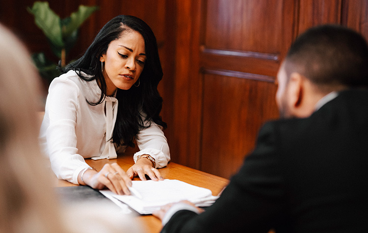 Deux personnes échangent autour d’un document.