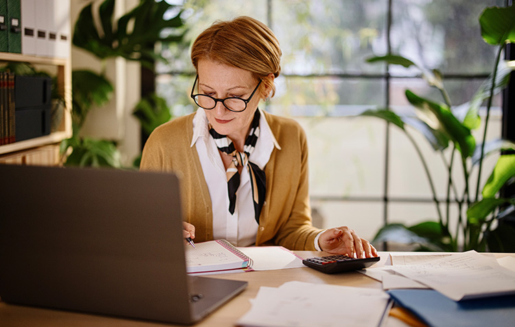 Dame rechnet ihre Finanzen ab