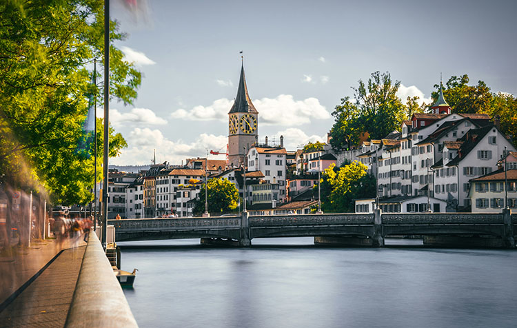 Eine Stadtaufnahme von Zürich mit einem Fluss und der historischen Altstadt