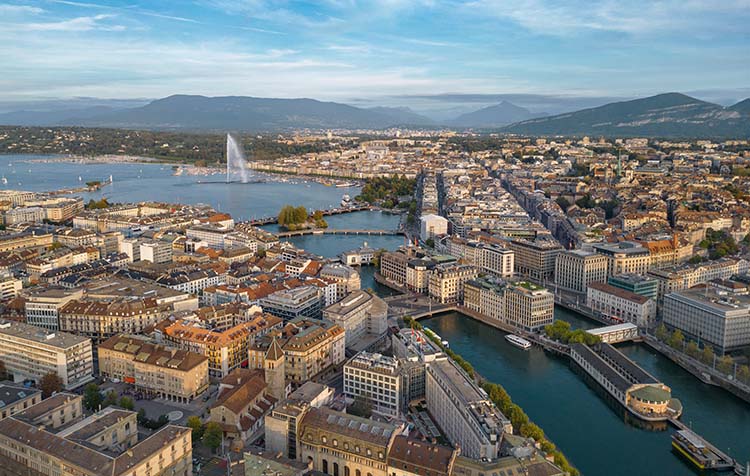 Eine Stadtaufnahme von Genf mit dem See und dem Genfer Stadtzentrum