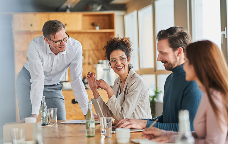 Un groupe anime une réunion dans un bureau.