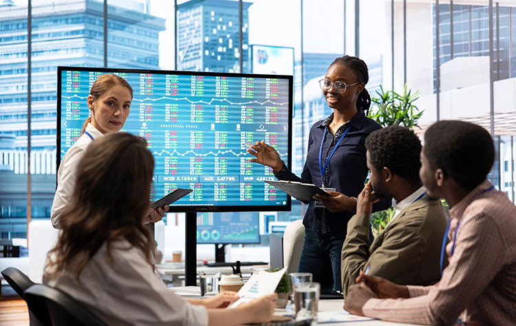 Mitarbeiter führen eine Sitzung zum Thema Finanzen